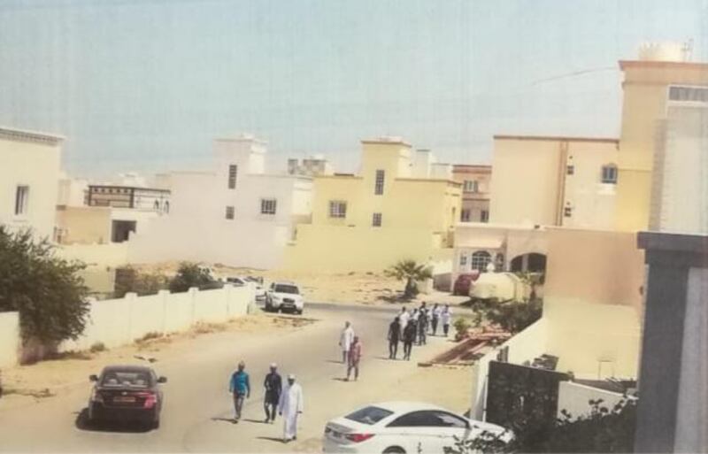في المعبيلة: وافدون يستبيحون حرمة الأحياء السكنية ومواطنون يؤكدون: أصبح الوضع مخيفًا