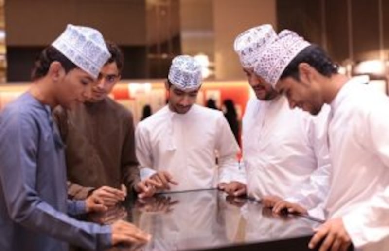 تعرّف على أبرزها بالصور.. وثائق تجسّد تاريخ عُمان في الصحافة العربية والعالمية