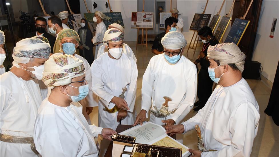 تدشين موسوعة أُنشِئت بتوجيهات من السلطان قابوس… والزبير يشرح تفاصيلها