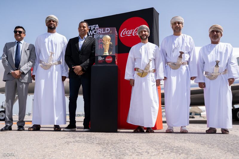 بالصور: كأس العالم تصل مسقط