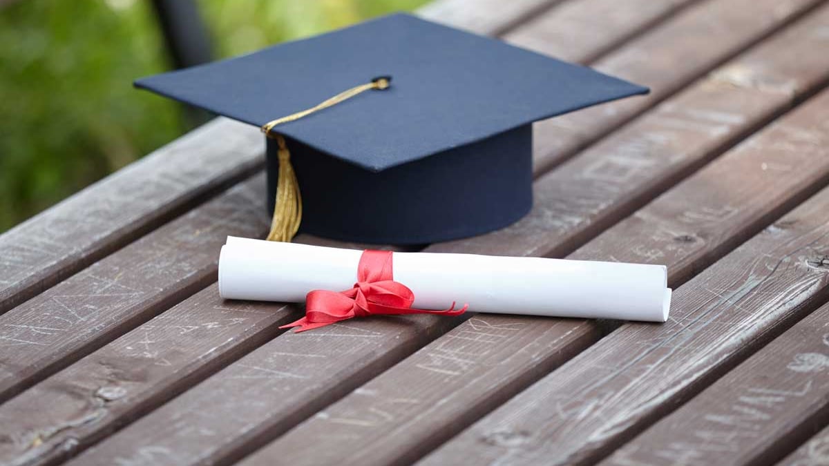 قصة نجاح: عُماني من إخفاقٍ دراسي إلى أستاذ جامعي بشهادتي دكتوراة