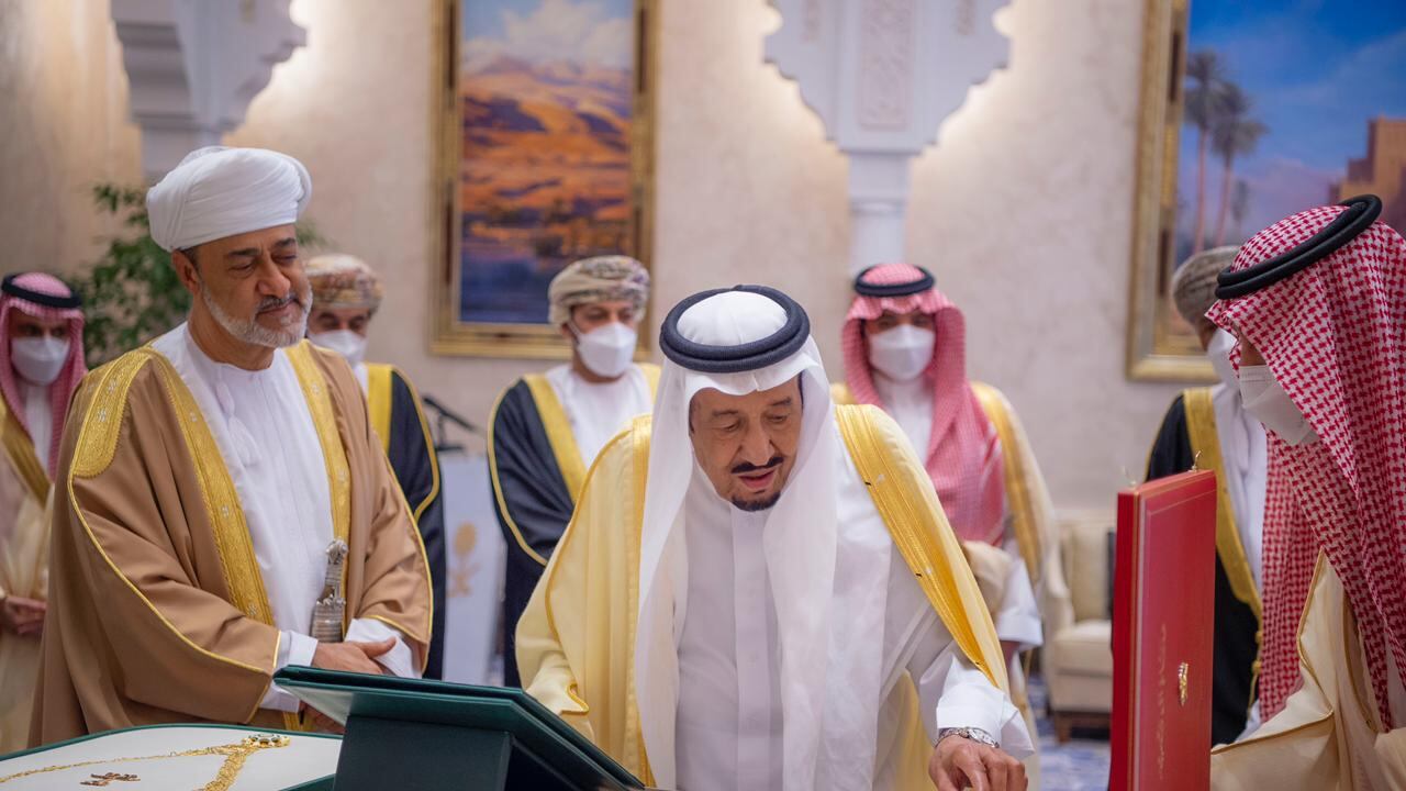 ماهي قلادة “الملك عبد العزيز” التي منحت لجلالة السلطان