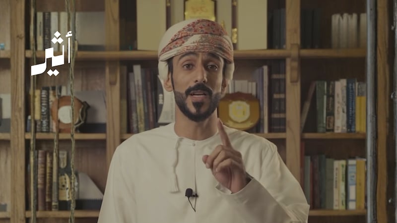 الشاعر أحمد المقبالي يتغنى بـ “عمان المجد”