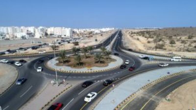 تزامنًا مع العيد الوطني: مشروع ازدواجية شارع الخوض – مسقط السريع جاهز