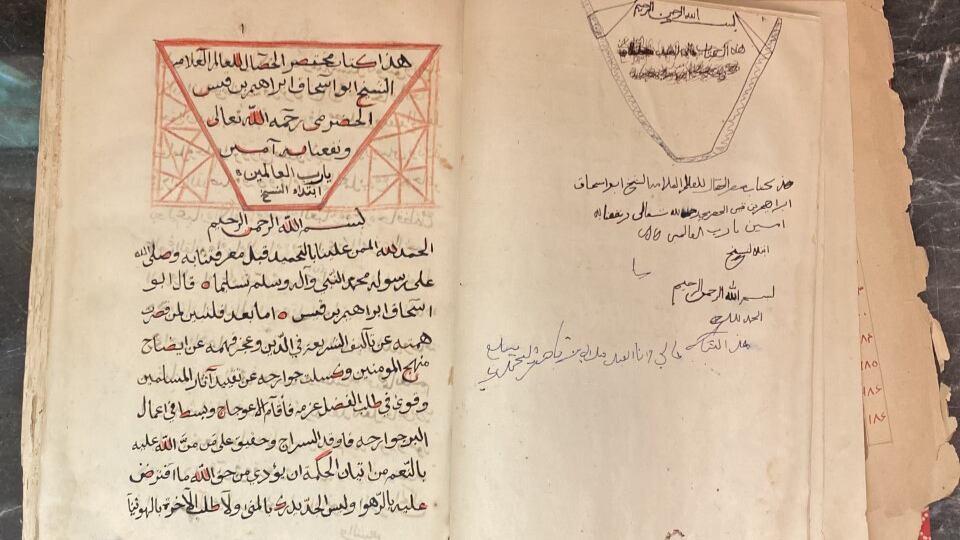 مواطن يمتلك مقتنيات ومخطوطات تراثية تعود لعصور وقرون مختلفة