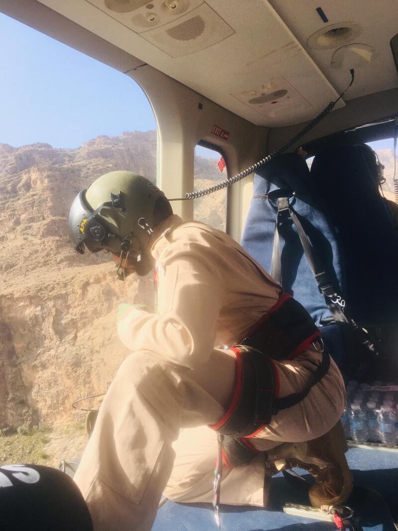 إنقاذ مُصاب في أحد الجبال بطائرة