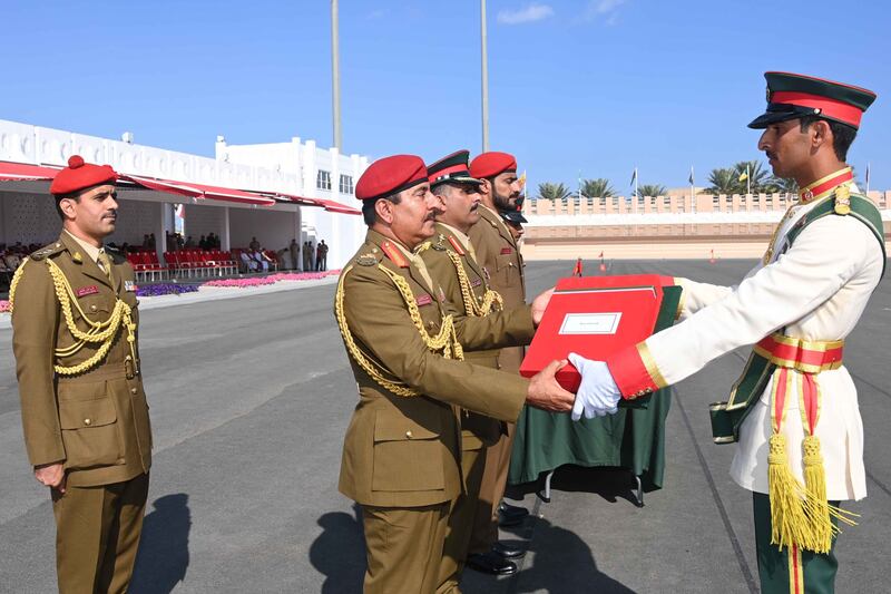 بالصور: تسليم شهادات لخريجي كلية السلطان قابوس العسكرية