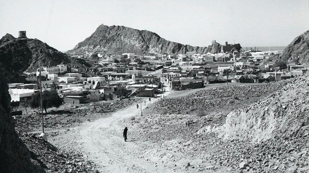 بالصور والمستندات: معلومات عن كبير الدلالين في مسقط وعمان