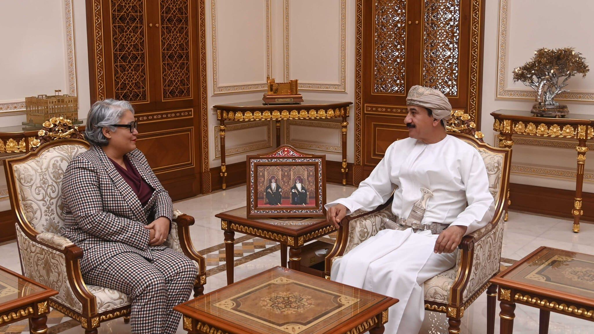 وزير المكتب السلطاني يستعرض العلاقات الثنائية مع السفيرة الأمريكية