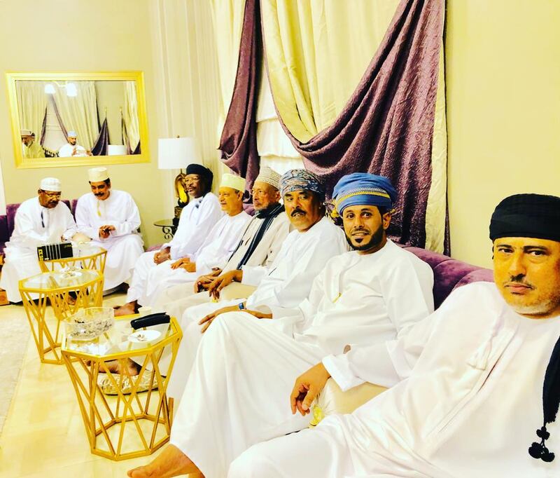 بعد رحلة علاجية: فنان عُماني “أصيل” يعود إلى السلطنة