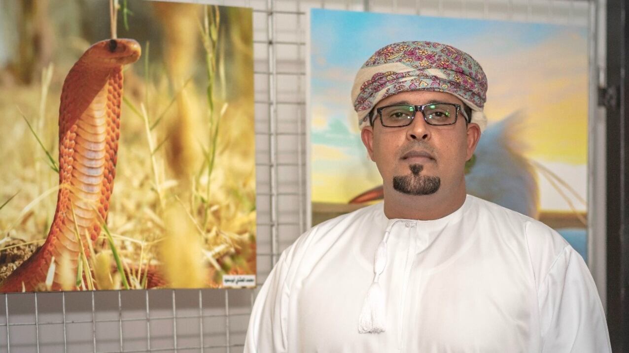 حكى عن قصته مع الأفاعي والذئاب: مصور عُماني يعشق تصوير الحيوانات ويرفض عروضًا من محطات عالمية