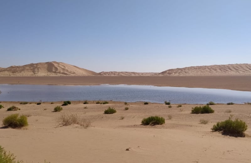بحيرات بين الكثبان الرملية في نياية المشاش