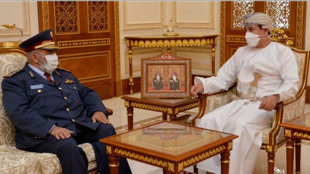 وزير المكتب السلطاني يستقبل رئيس أركان القوات المسلحة في قطر