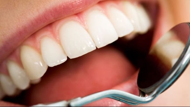 5 خطوات للعناية بأسنانك يشرحها لك طبيب مختص