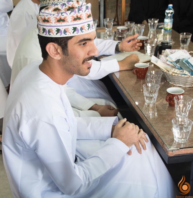 جلسة أدبية بحضور كتاب وشعراء عُمانيين شباب