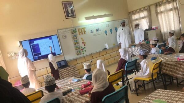 بالصور: مدرسة تُدشن نظام تقني تفاعلي للطلبة.. ومديرتها توضح أهميته