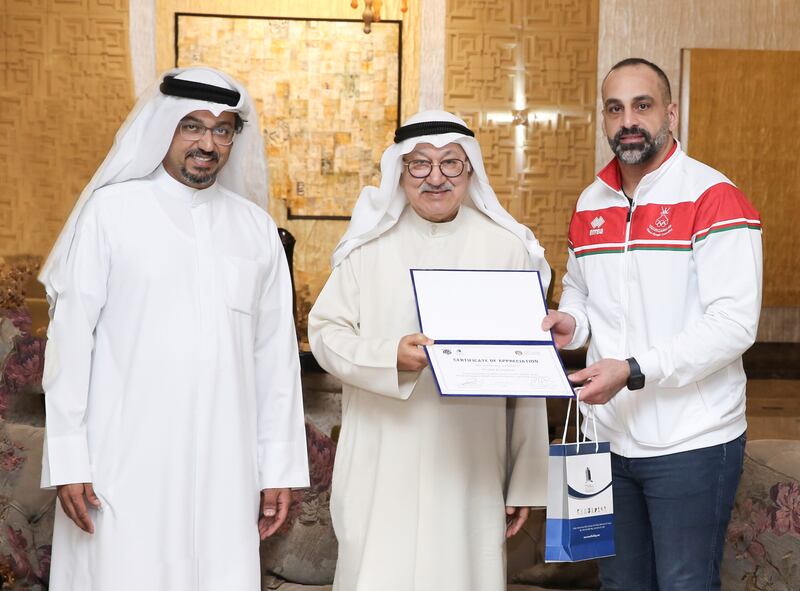 مجموعتي «توفيق بن سلطان القابضة» و «الاختيار الأول» يقدمان الدعم المطلق للمنتخب العماني للبادل