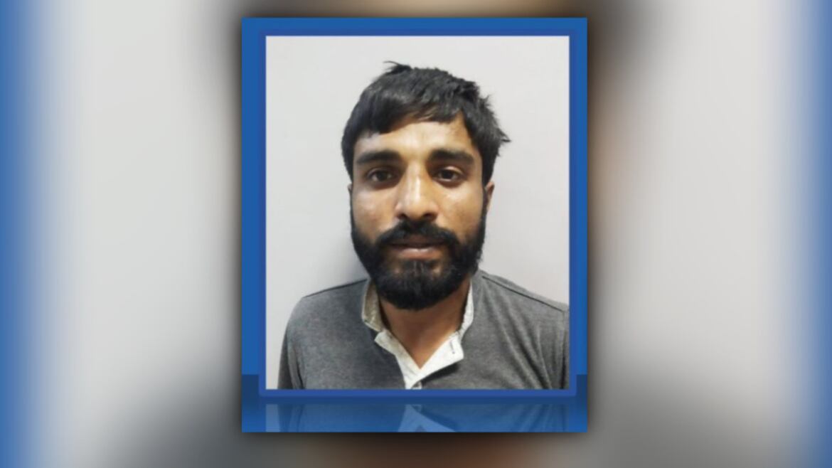 إذا رأيتم هذا الشخص؛ فهو هارب ومطلوب للعدالة