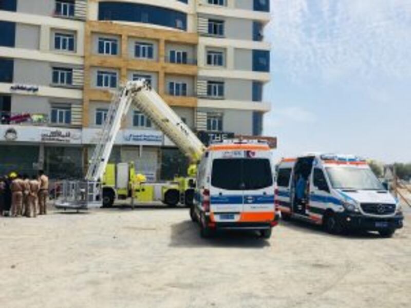 إنقاذ محتجزين في حريق بالسيب