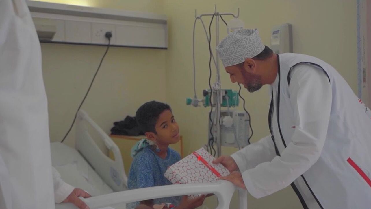 بالصور: ”المها” تحتفل بالقرنقشوه مع أطفال المستشفى السلطاني