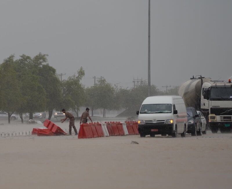 بالصور: رجال الشرطة تحت المطر لتنظيم المرور