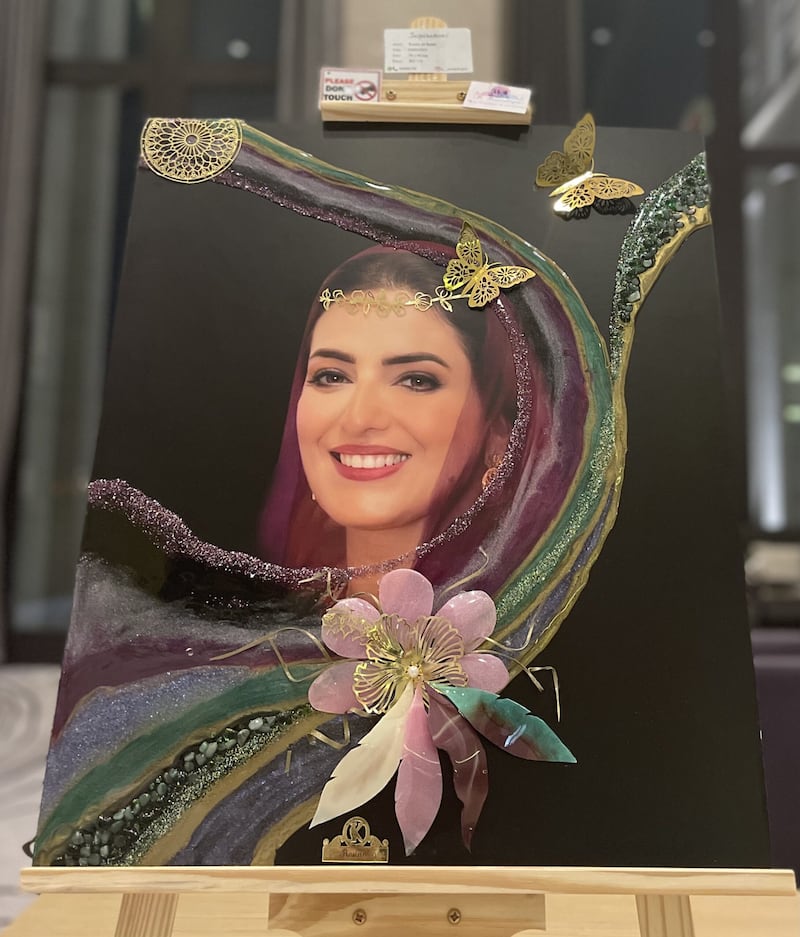 بينها لوحة للسيدة الجليلة: معرض لوحات بفن الريزن لفنانتين عمانيتين