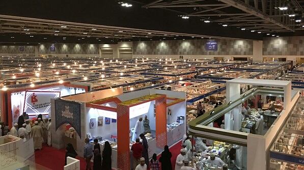 كم بلغ زوار معرض مسقط للكتاب في 7 أعوام؟