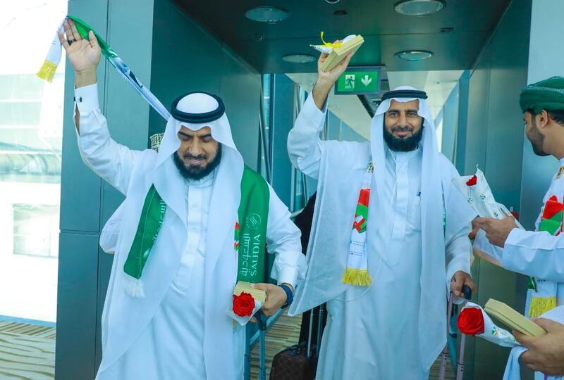 بالصور: مطارات عمان تحتفل باليوم الوطني السعودي الـ٨٩