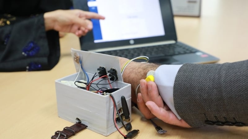 طالبتان عمانيتان تبتكران سوارًا ذكيًا للكشف المبكِّر عن نوبات الصرع