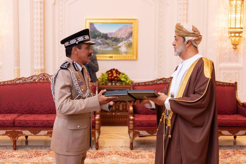 جلالة السلطان يمنح عددا من الأوسمة