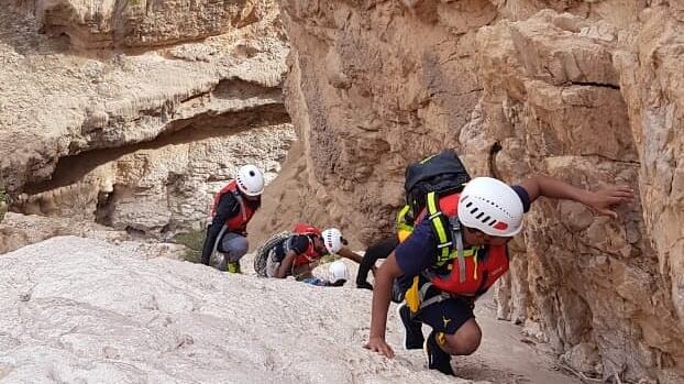 بالصور: شباب عُمانيون يكتشفون كهفًا به نقوش ورموز كتابية يُعتقد بأقدميتها