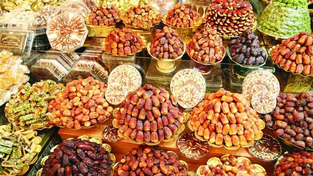 تقرير يجعل العمانيين بين الشعوب الأكثر استهلاكا للتمور؛ فكم حصتك منها يوميًا؟