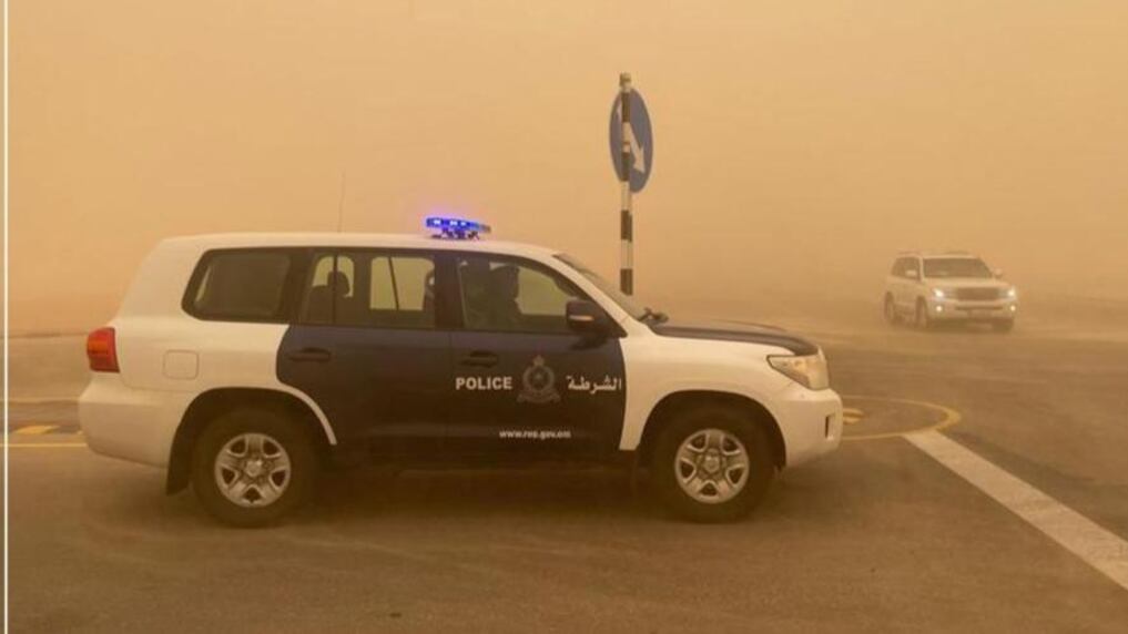 الشرطة تُحذِّر: عواصف رملية مع تدنٍّ في الرؤية الأفقية على طريق أدم – ثمريت