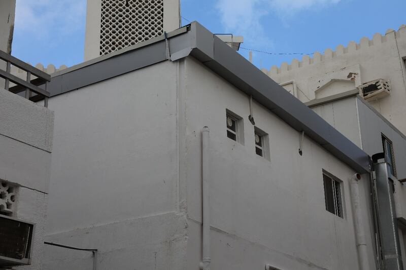 بالصور: رصد تجاوزات في البناء.. وبلدية مسقط تُحذّر