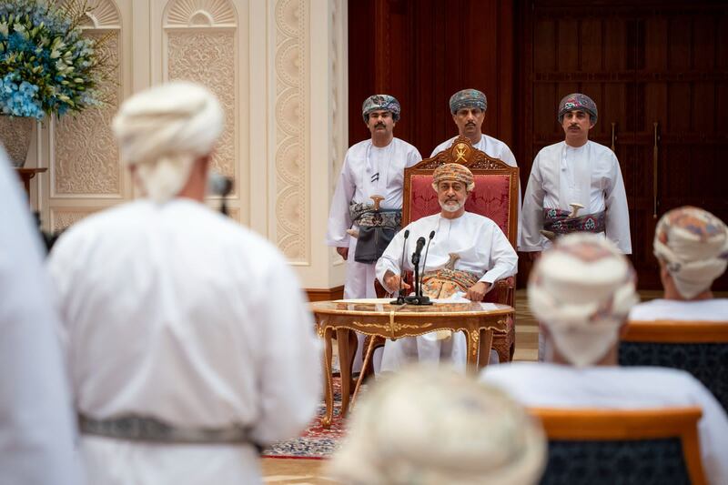 بالصور: جلالة السلطان يلتقي بشيوخ شمال الشرقية