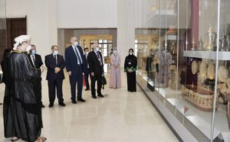بالصور: المقداد يطّلع على مقتنيات أثرية سورية حُفِظت في المتحف الوطني العماني