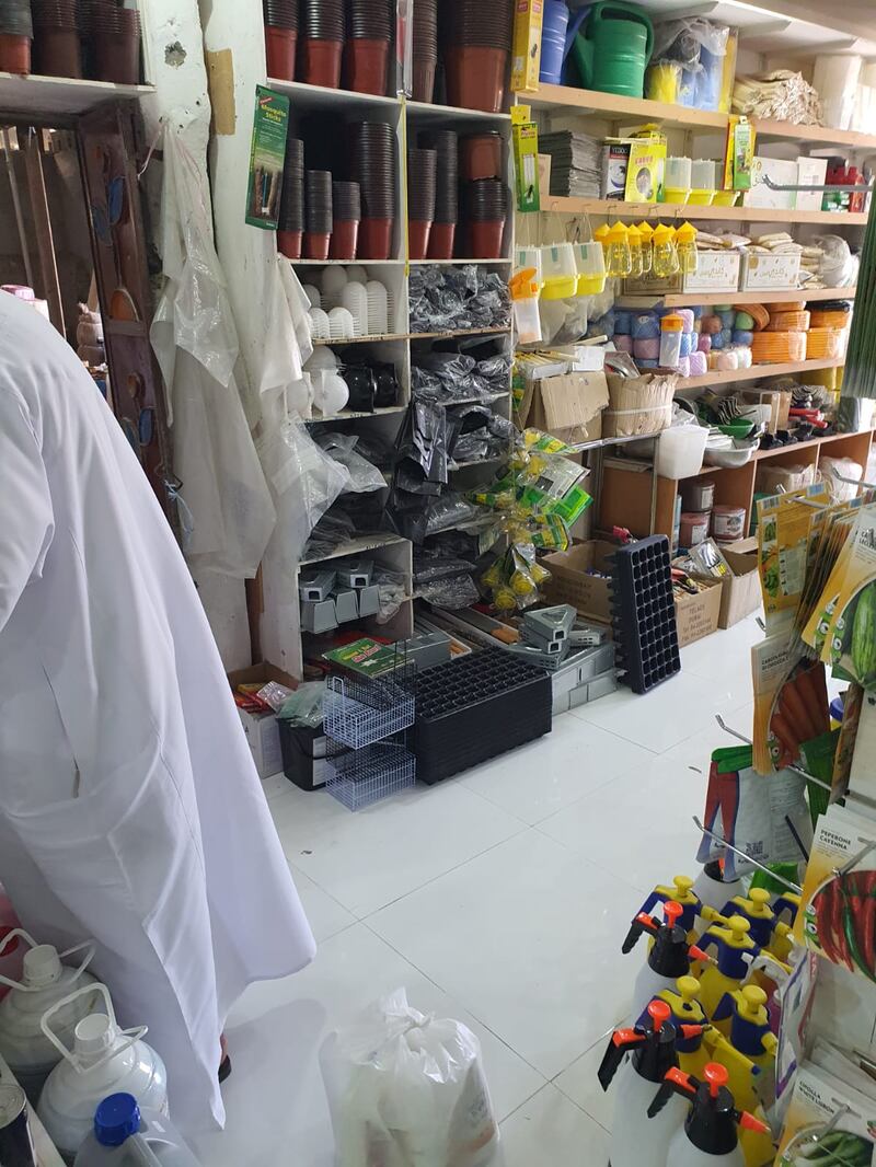 ضبط محل يعيد تعبئة عبوات مبيد مكافحة النمل الأبيض