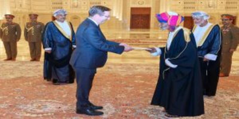 بالصور: جلالة السلطان يتقبل أوراق اعتماد سفيرين