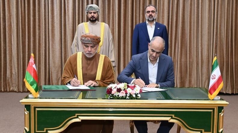 مذكرة تفاهم عمانية إيرانية حول بيع السيارات وخدمة ما بعد البيع لها