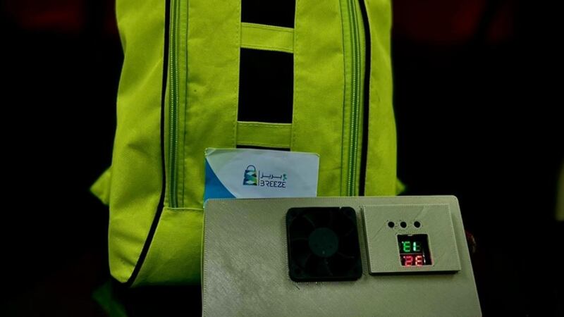 طلبة عمانيون يبتكرون “حقيبة تبريد” متعددة الاستخدام