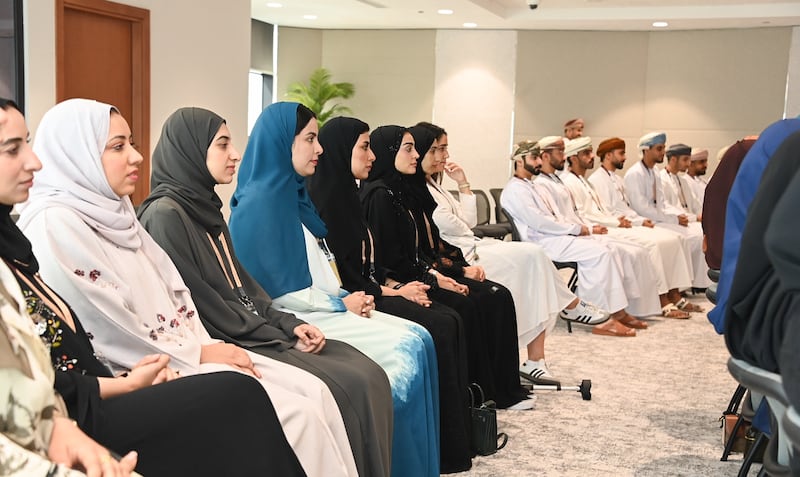 الأكاديمية السلطانية للإدارة تعزز المهارات القيادية لدى 50 شابًا عُمانيًا عبر برنامج “القيادات المستقبلية”