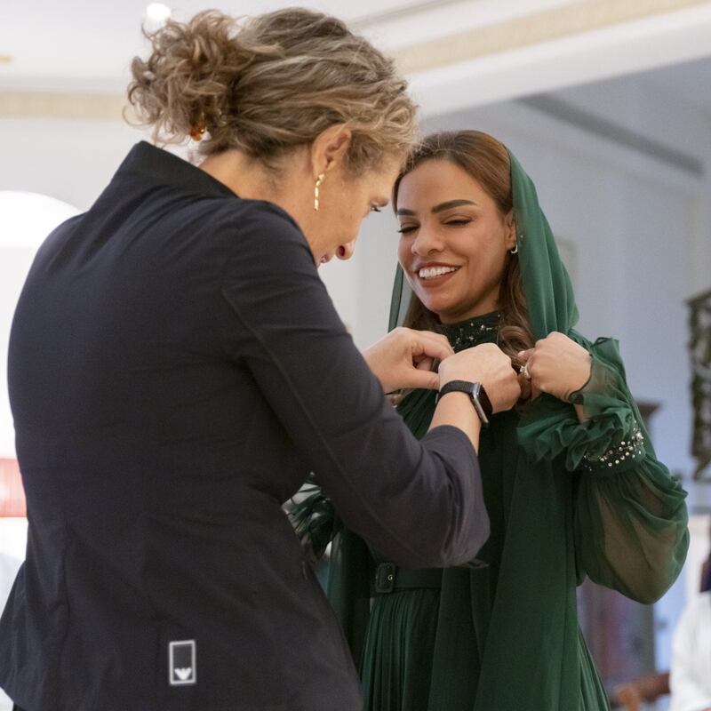 بالصور: رئيس إيطاليا يمنح عمانية وسامًا