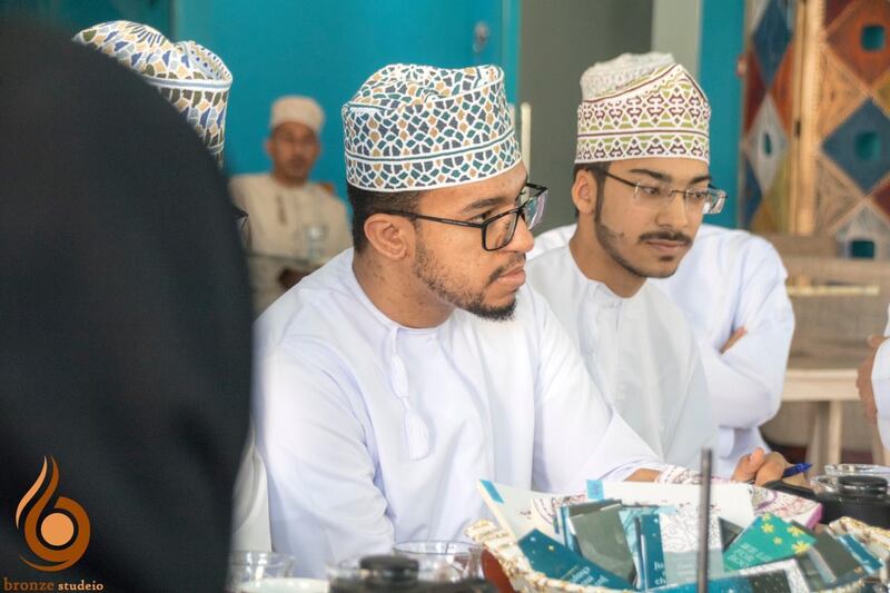 جلسة أدبية بحضور كتاب وشعراء عُمانيين شباب