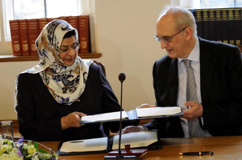16 كرسيًا علميًا وأستاذية وزمالة لقابوس بن سعيد في جامعات العالم