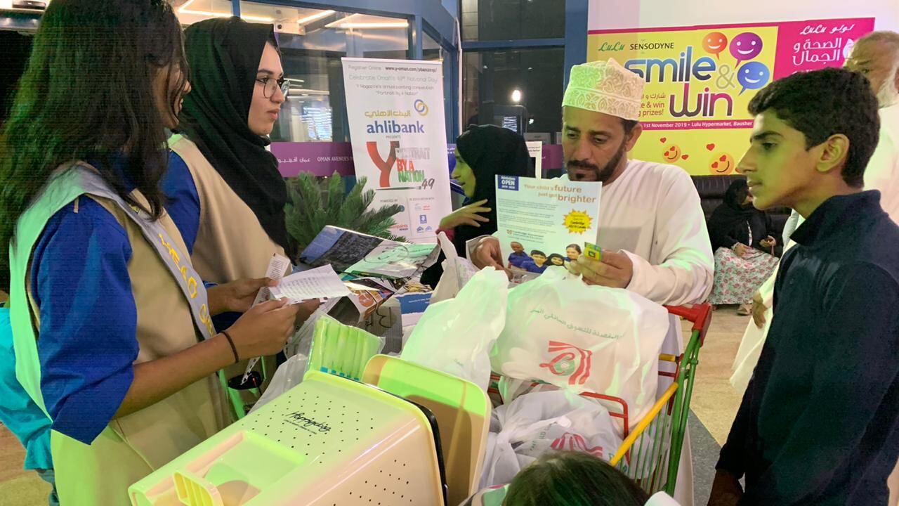 طلبة ” بيكن هاوس الخاصة” يُثقّفون أفراد المجتمع حول الأكياس الصديقة للبيئة