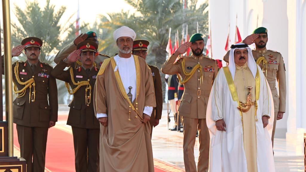 رئيس البرلمان العربي يشيد بنتائج زيارة السلطان هيثم بن طارق إلى البحرين