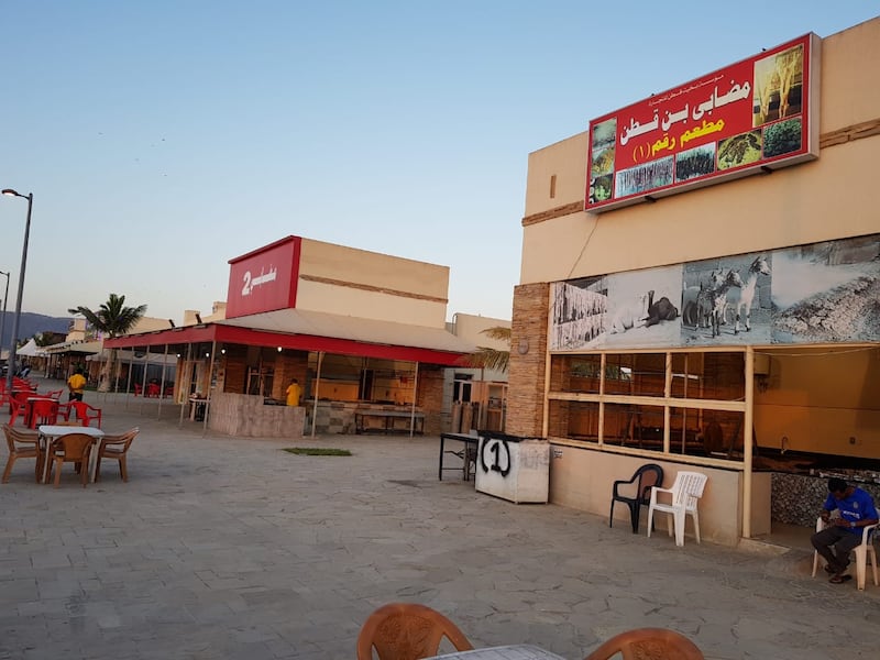 إخطار بإخلاء أكشاك المضابي في إتين والدهاريز.. و”بلدي صلالة” سيعقد اجتماعًا طارئًا