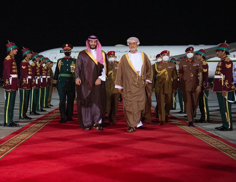 بالفيديو والصور: ولي العهد السعودي يصل السلطنة