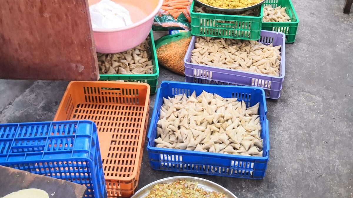 بالصور: مداهمة تكشف مخالفة تخص تحضير الأطعمة