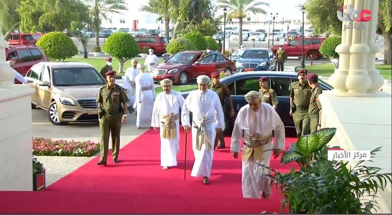 بالصور: جلالة السلطان يؤدي صلاة العيد